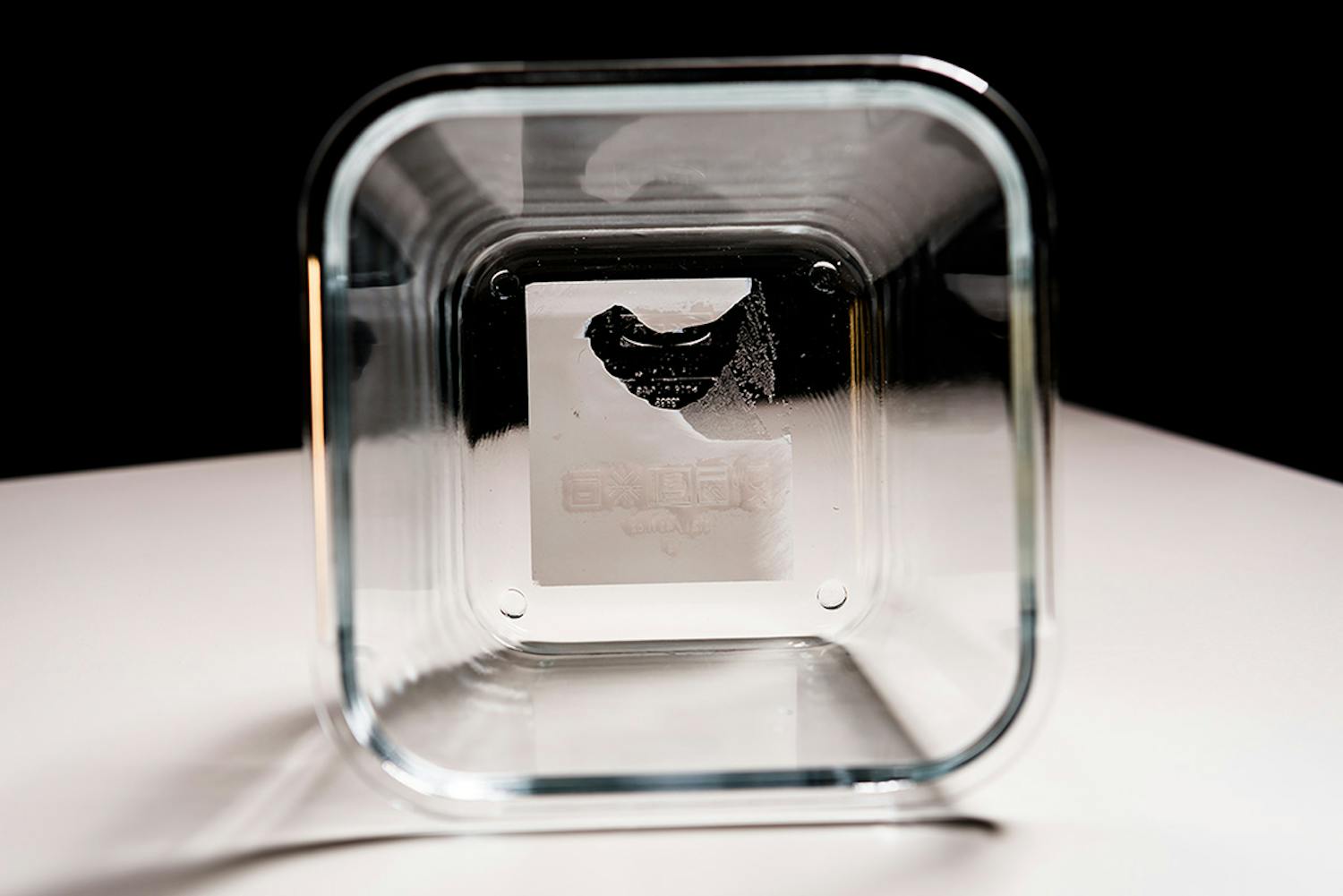 Fjerne klistermærker fra glas Fjerne klistermærker fra glas